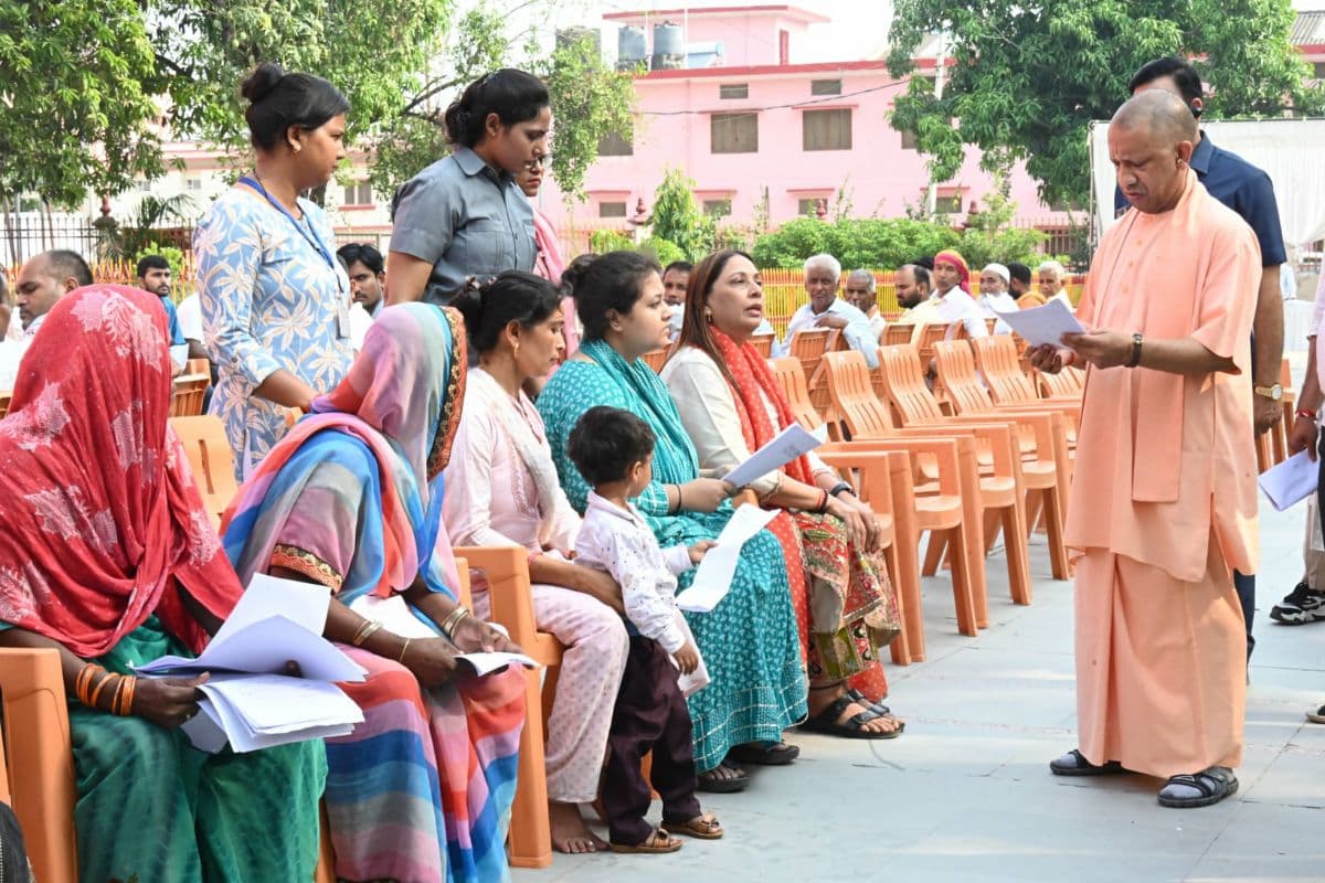 जनता दर्शन में 150 लोगों की सुनीं समस्याएं, सीएम योगी बोले 'हर जरूरतमंद के साथ खड़ी है सरकार'