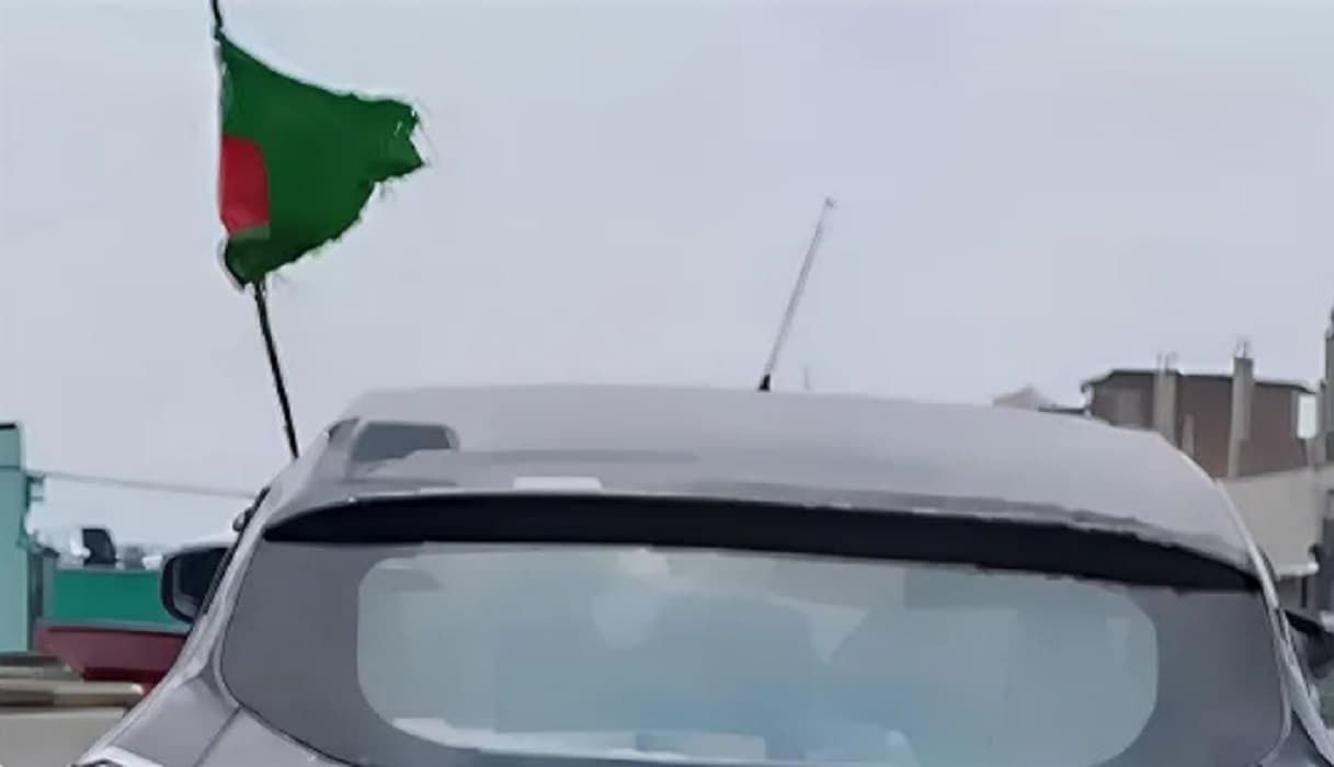 Bihar News: बिहार के सुपौल में लहराया बांग्लादेश का झंडा, बॉर्डर क्षेत्र में मचा हड़कंप