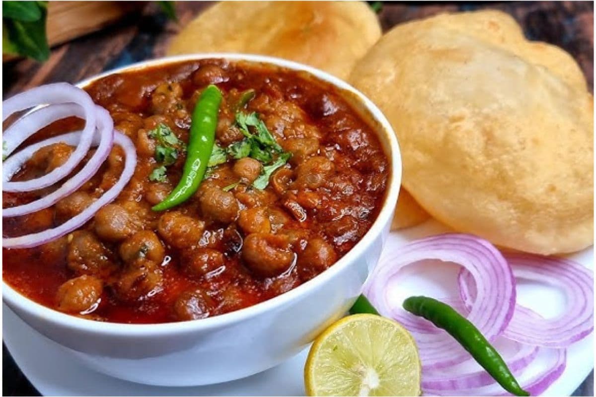 Chole Bhature Recipe: छोले भटूरे के हो जाएंगे आप भी दीवाने, जब घर पर बनाओगे इस सीक्रेट रेसिपी से