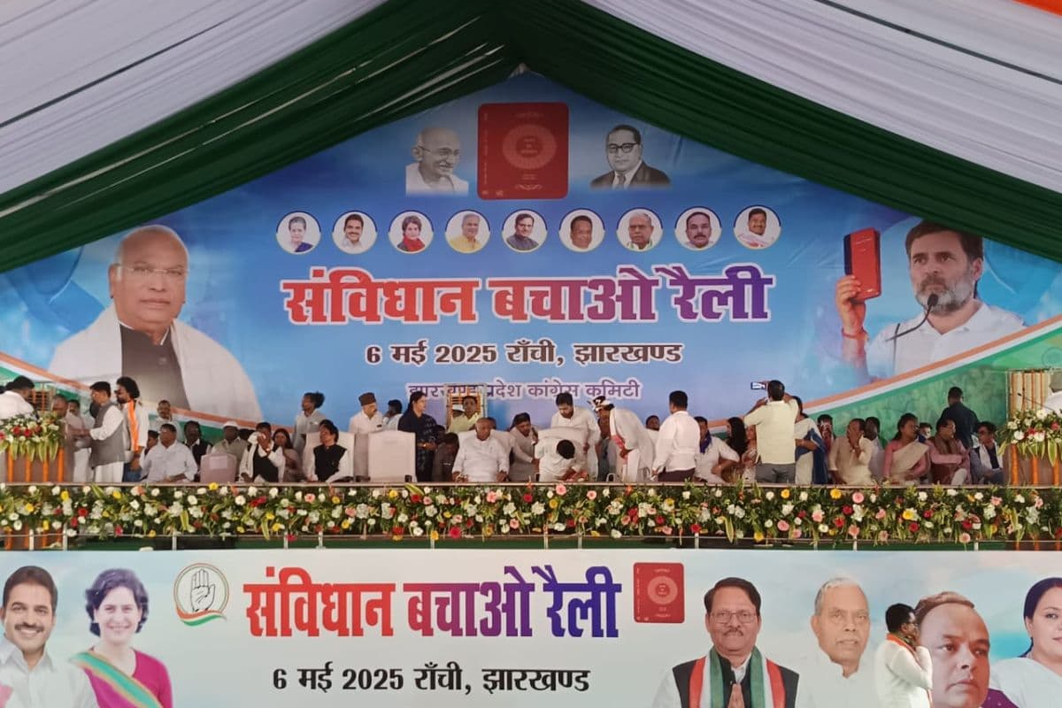 कांग्रेस की संविधान बचाओ रैली में पहुंचे मल्लिकार्जुन खरगे, ढोल-नगाड़ों के साथ हुआ स्वागत