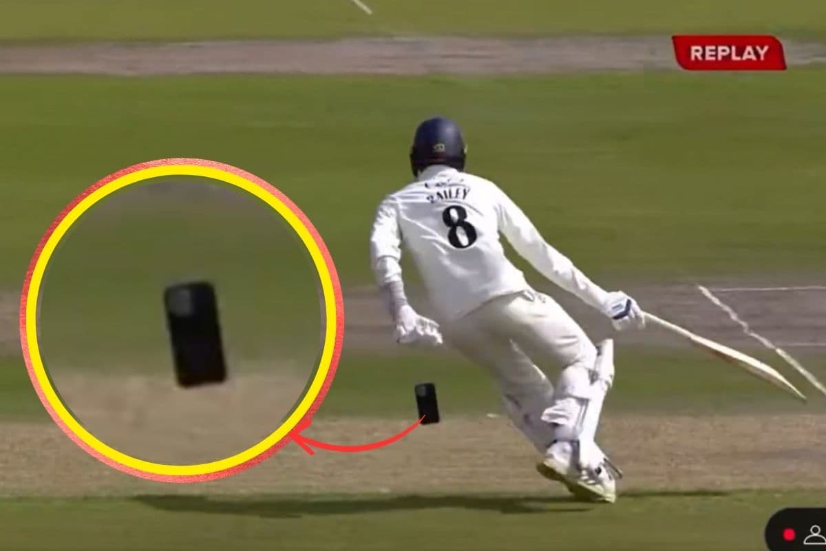 काउंटी क्रिकेट है या गली क्रिकेट, मोबाइल फोन लेकर ही खेलने लगा बल्लेबाज, वायरल हुआ Video