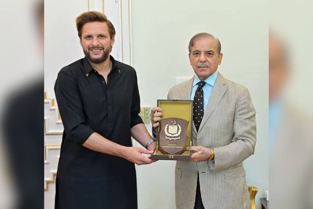 अब शहबाज शरीफ के पास शील्ड लेकर पहुंचे शाहिद अफरीदी, ‘बुनियान-ए-मर्सूस’ की दी बधाई