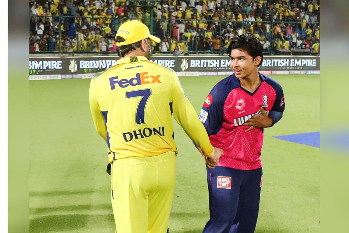 Vaibhav Suryavanshi Touches MS Dhoni Feet.