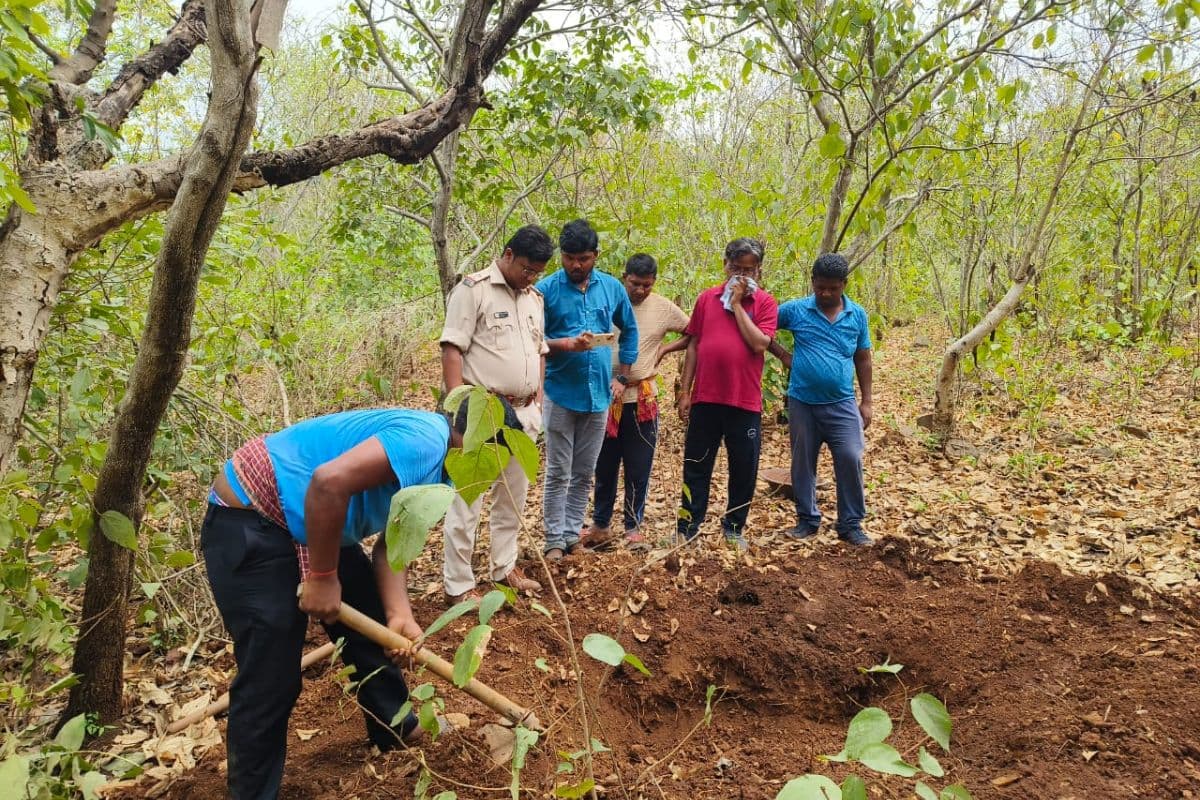 माला बेचने निकला था, ग्रामीणों ने कर दी हत्या, 10 दिनों बाद जंगल से मिला शव