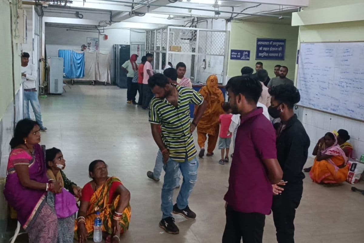 Dhanbad Road Accident: धनबाद में सड़क हादसा, एक ही परिवार के 10 लोग गंभीर रूप से घायल, गम में बदलीं समारोह की खुशियां