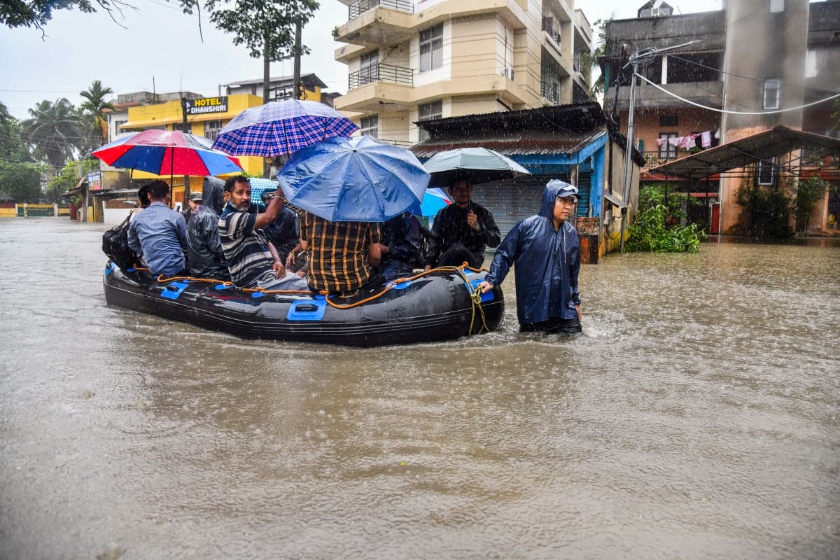 असम-अरुणाचल में बाढ़ से तबाही, भूस्खलन से 14 लोगों की मौत, इस राज्यों में भी आफत वाली बरसात