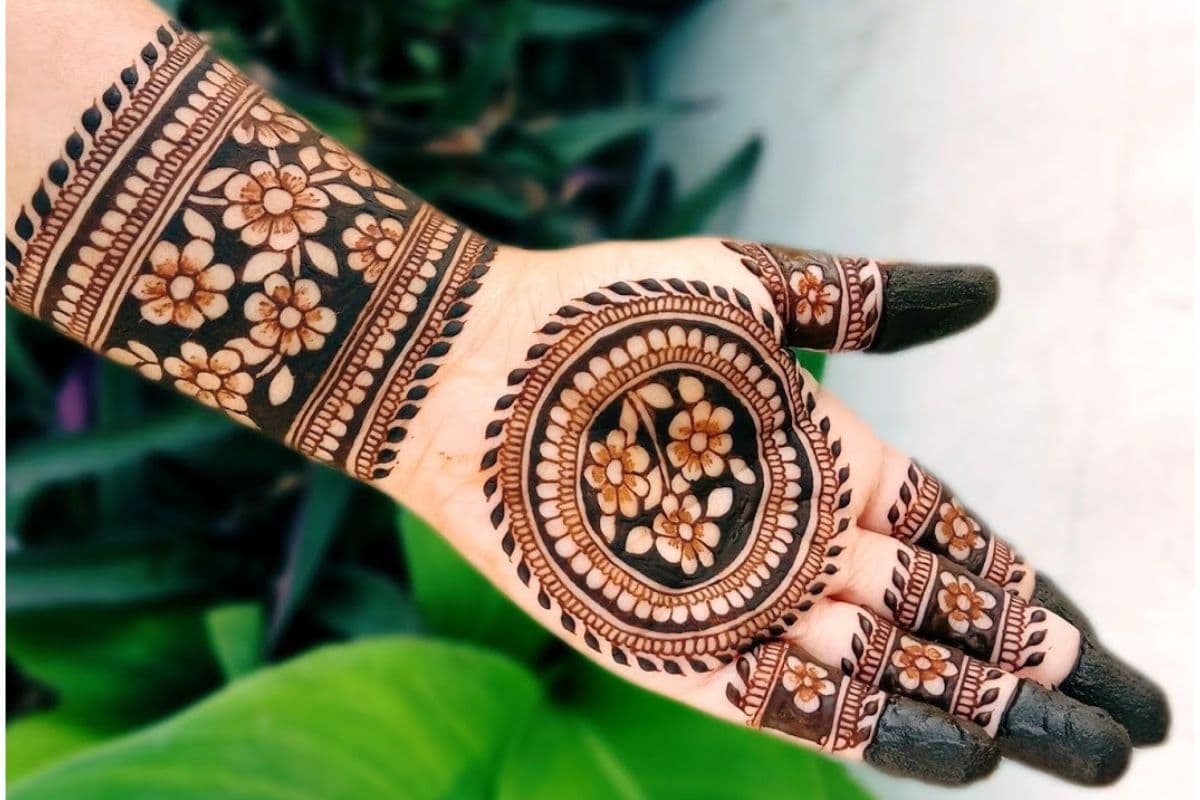 Floral Mandala Mehndi Design: साजन के नाम की मेंहदी से खिल उठेंगे प्यार के फूल,ट्राई करें ये लेटेस्ट डिजाइन
