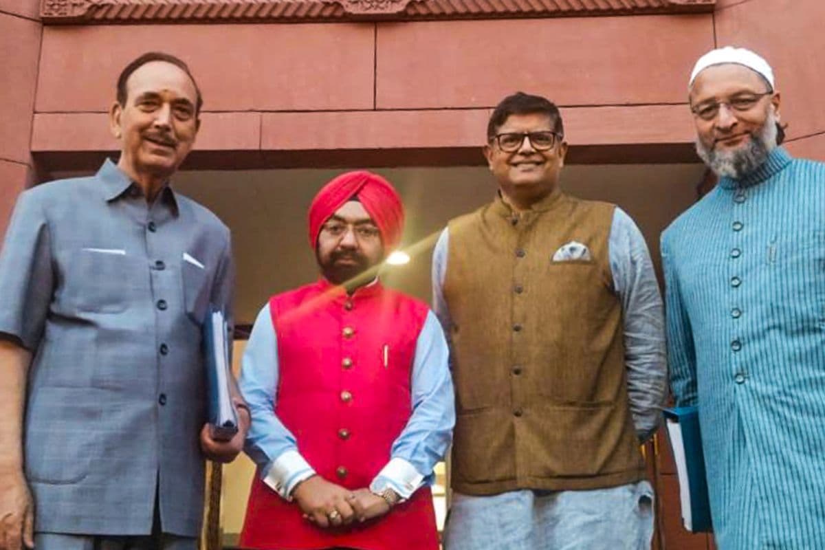 Ghulam Nabi Azad: कुवैत में बीमार हुए गुलाम नबी आजाद, प्रधानमंत्री मोदी ने की बात