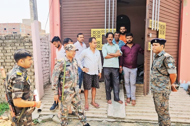 शादी में गया था परिवार, बंद घर से 8 लाख के गहने समेत 12 लाख की संपत्ति ले उड़े चोर