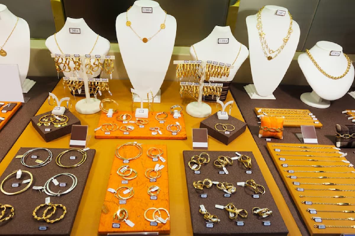 Gold खरीदने वालों को झटका! बाजार में फिर बढ़ा सोने का भाव, चांदी हो गई महंगी