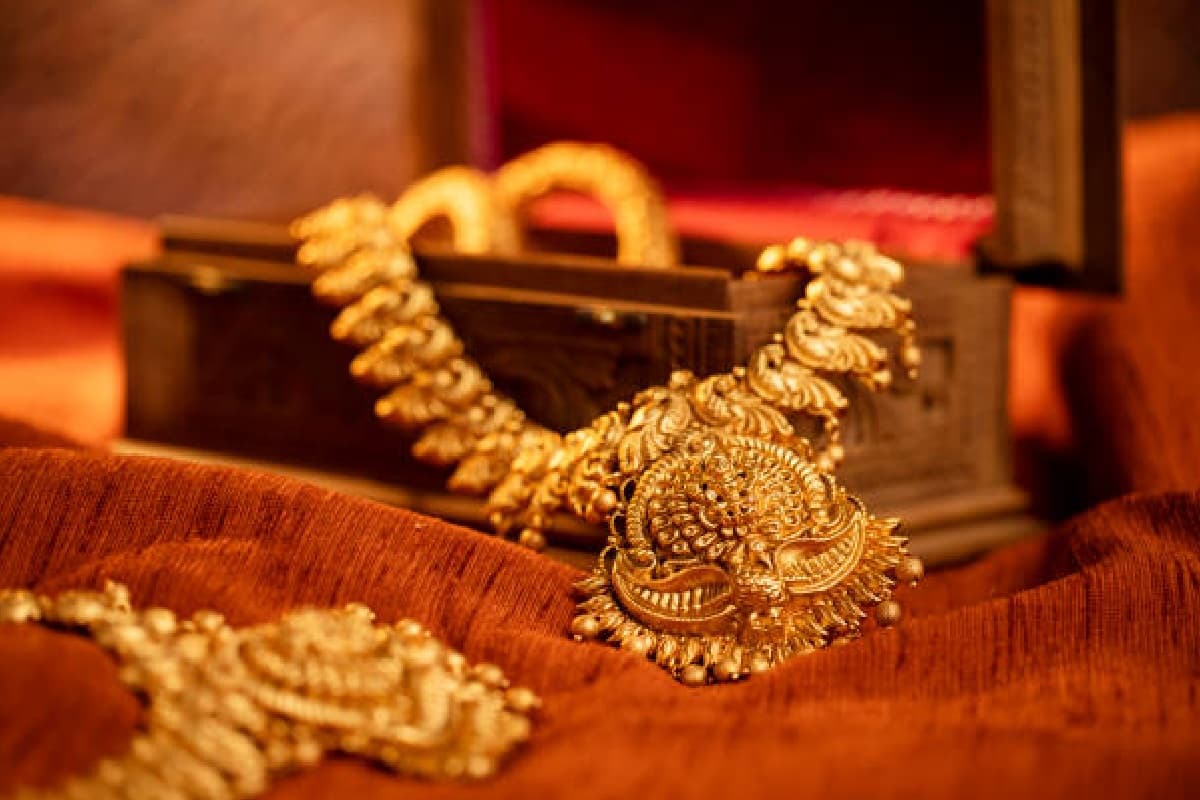 कमजोर हो गया मजबूत सोना, चांदी की चमक पड़ी फीकी, जानें कितना घटा भाव?