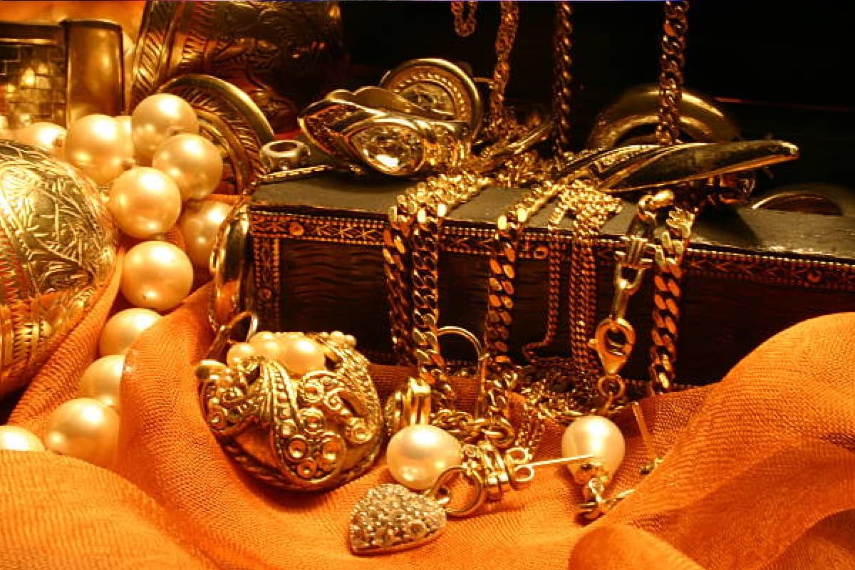 Gold Rate: सोने में आई गिरावट, चांदी के भाव स्थिर, जानें अपने शहर का भाव