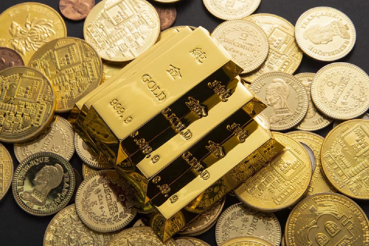 Gold Rupees Price: रुपया गिरा सोना उछला, चांदी में आ गई तेजी