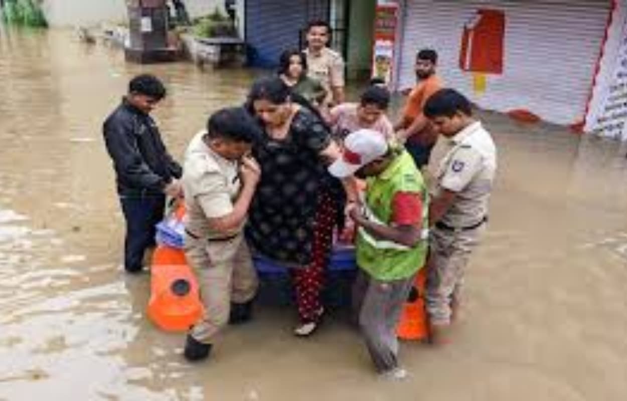 कर्नाटक में बारिश का तांडव, कई घर डूबे, एक बच्ची की मौत
