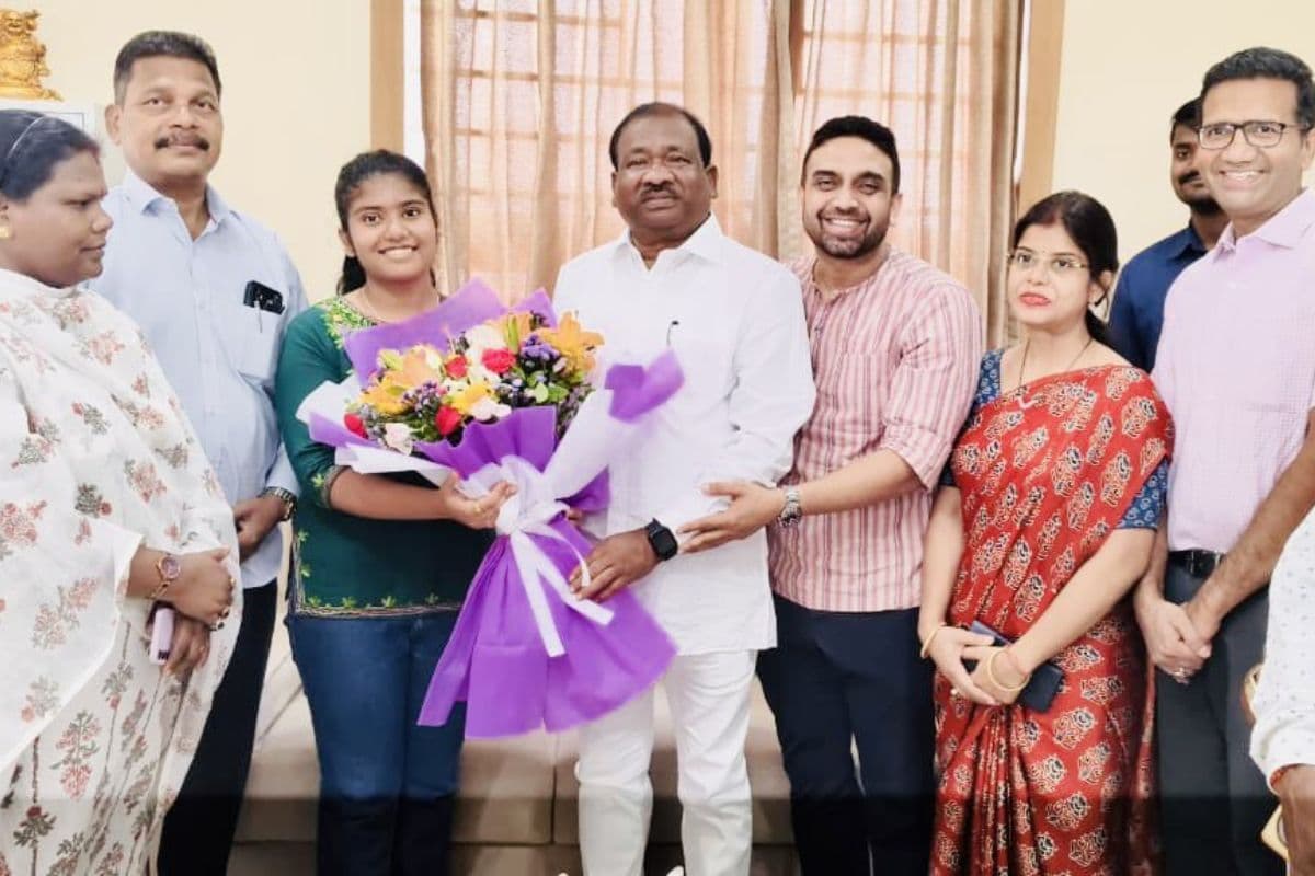 जमशेदपुर की शांभवी को शिक्षा मंत्री ने किया सम्मानित, शत प्रतिशत अंक लाकर बनी नेशनल टॉपर