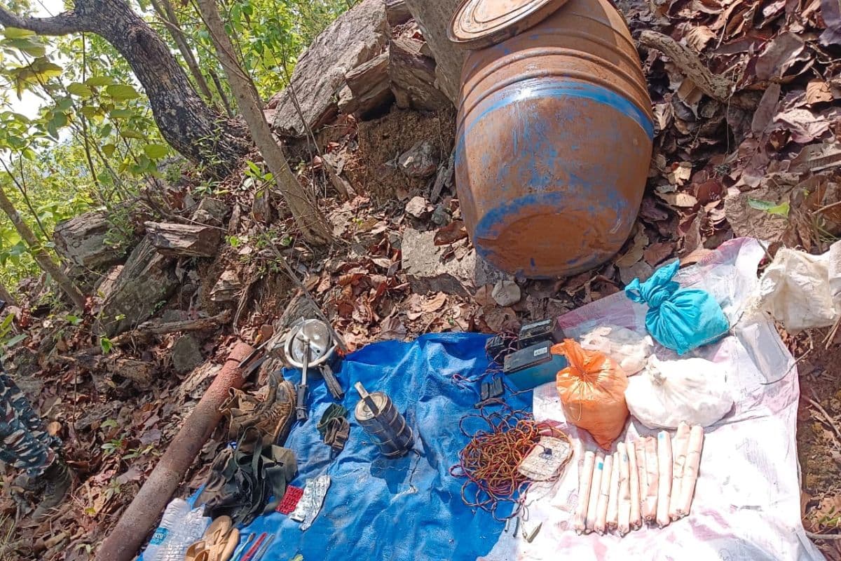 झारखंड में भाकपा माओवादी की साजिश फिर नाकाम, 5 IED बम बरामद, नक्सल डंप ध्वस्त