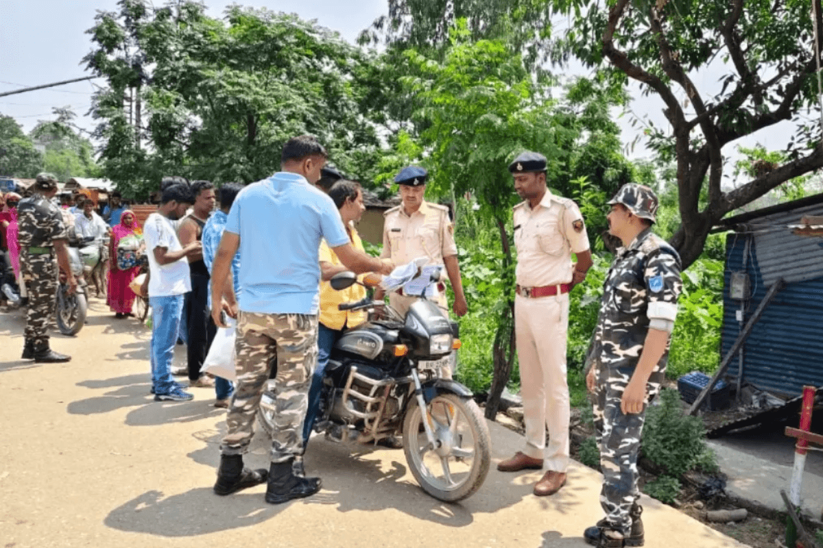 India Attack Pak: ऑपरेशन सिंदूर के बाद भारत-नेपाल बॉर्डर पर बढ़ी चौकसी, एक-एक लोगों की हो रही थंब प्रिंट जांच