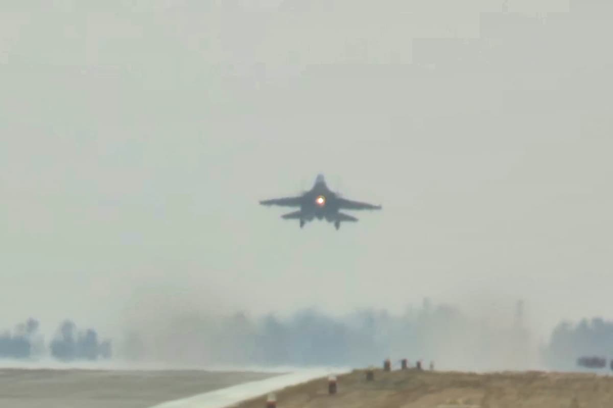 गंगा एक्सप्रेसवे में भारत ने रात में भी दिखाई ताकत, राफेल, जगुआर, सुखोई की उड़ान देख हिल गया पाकिस्तान!