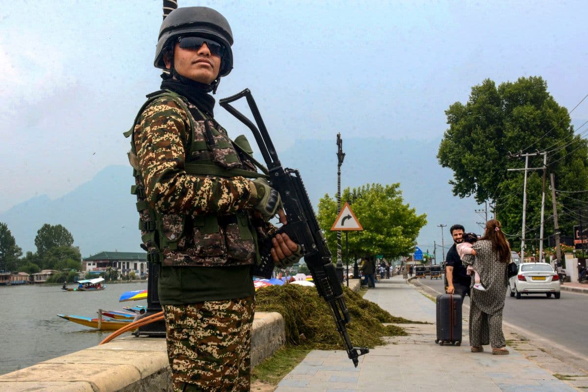 India Pakistan Tension: ऑपरेशन सिंदूर के बाद जम्मू-कश्मीर, पंजाब, राजस्थान में हाई अलर्ट, स्कूल बंद