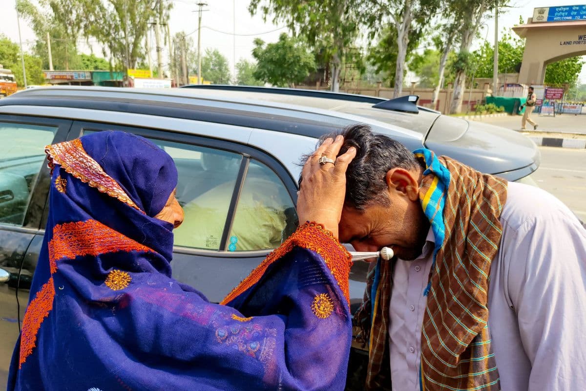 Video: अटारी बॉर्डर पर पाकिस्तान का गेट बंद, गाड़ियों की लंबी कतार, रोते-बिलखते इंतजार में पाक नागरिक