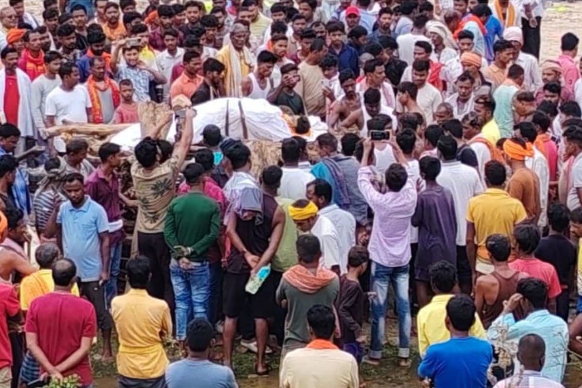 लातेहार पुलिस मुठभेड़ में ढेर जेजेएमपी सुप्रीमो पप्पू लोहरा और सब जोनल कमांडर प्रभात गंझू का हुआ अंतिम संस्कार
