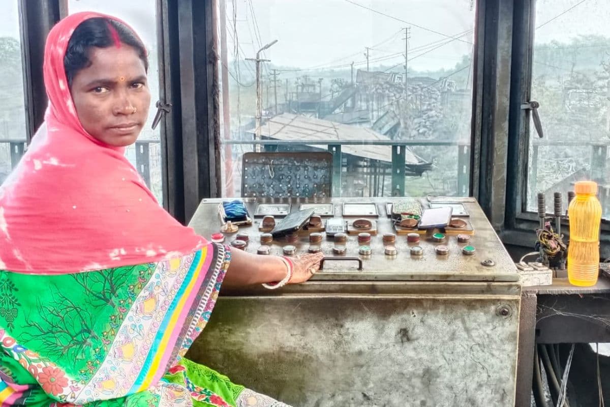 रुकेगी नहीं, झुकेगी नहीं! कभी थी पीउन, आज ऑपरेट कर रहीं फीडर ब्रेकर और क्रशर मशीन