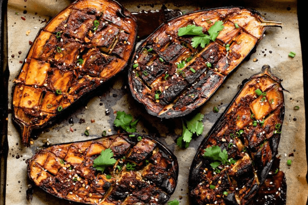 Lasooni Baingan Recipe | लसूनी बैंगन रेसिपी: मसाला खिचड़ी या दाल-भात के साथ खाएं लाजवाब लसूनी बैंगन