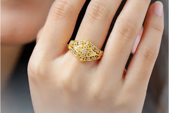 Latest Gold Ring Design: पिया को लुभाए,पहनिए लेटेस्ट वांकी गोल्ड रिंग