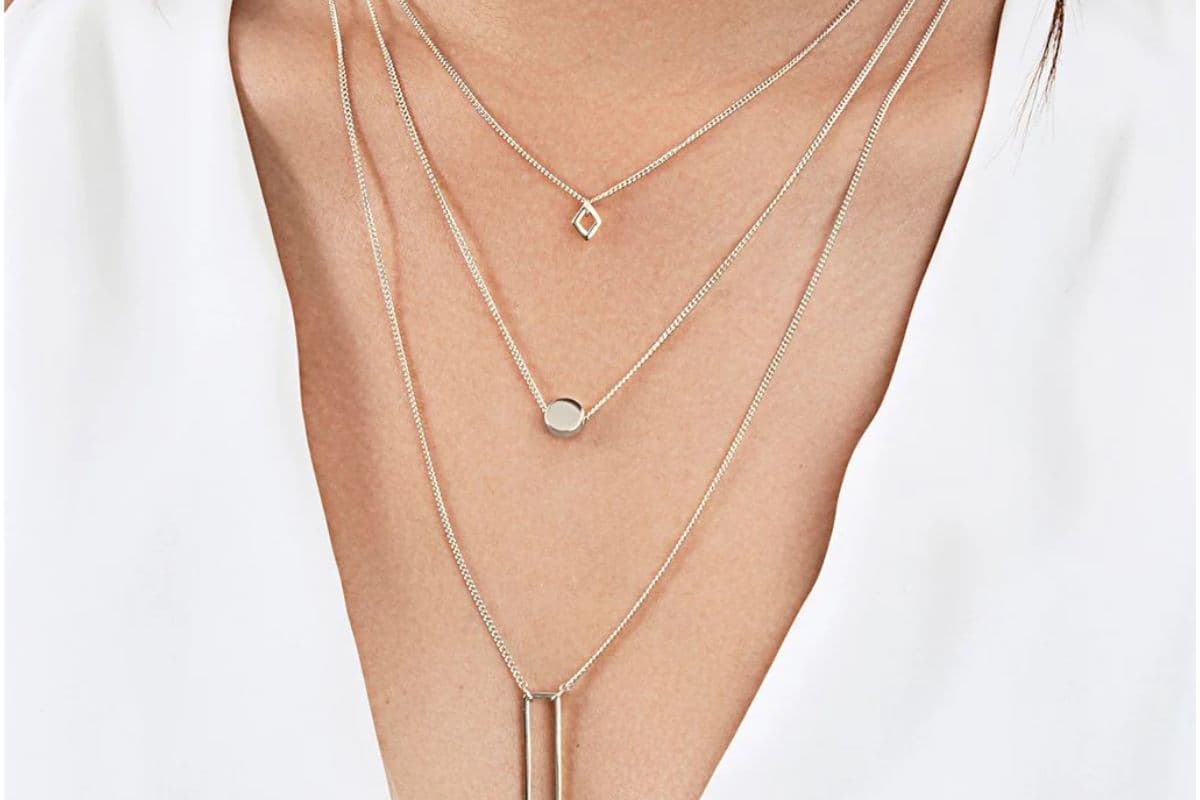 Latest Multi-Layered Chain Necklace: लेटेस्ट मल्टी-लेयर्ड चैन नेकलेस से पाएं ग्लैमरस लुक, जानें नया ट्रेंड