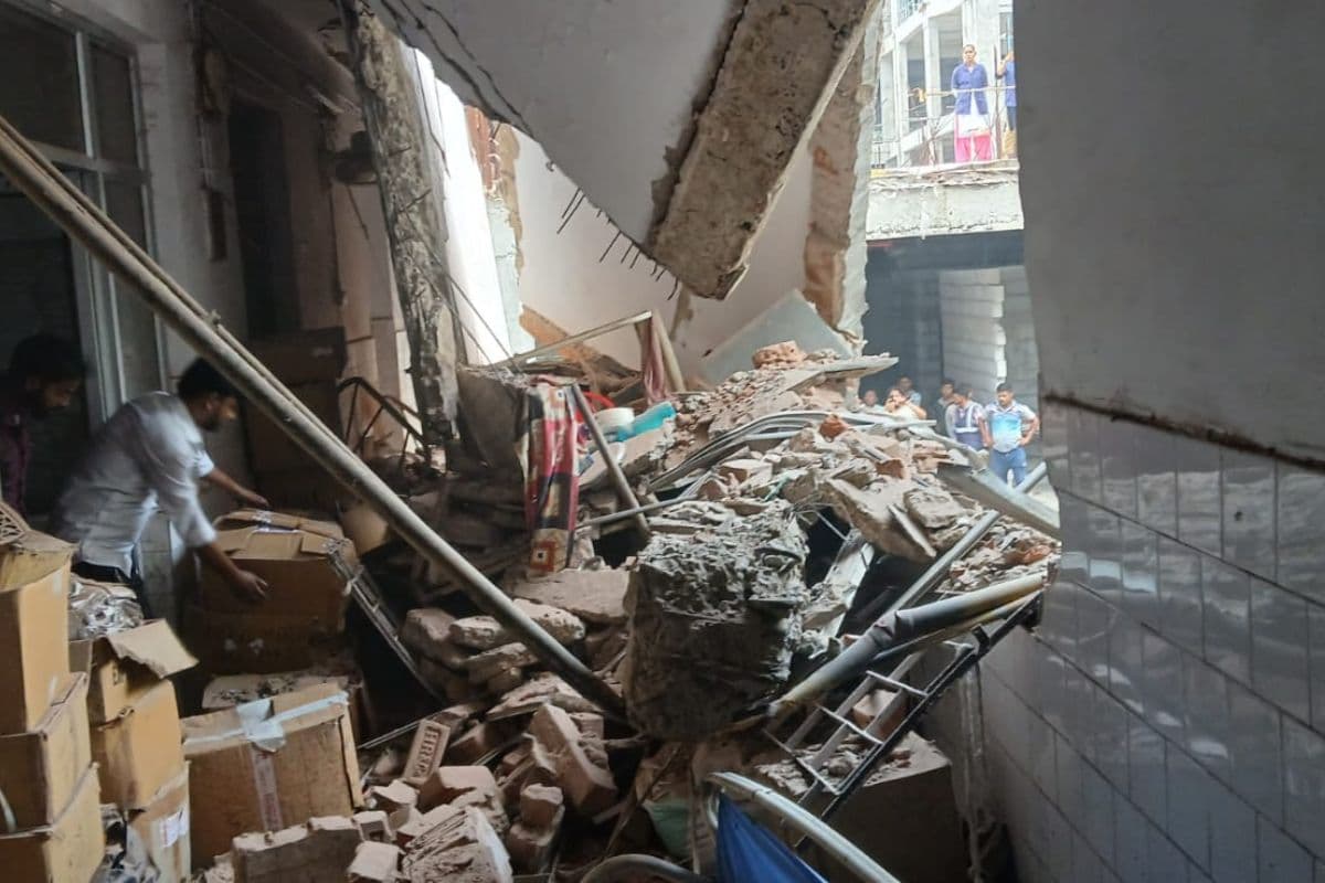 जमशेदपुर के MGM अस्पताल में बड़ा हादसा, मलबे में पांच दबे, दो की मौत, दो निकाले गए सुरक्षित