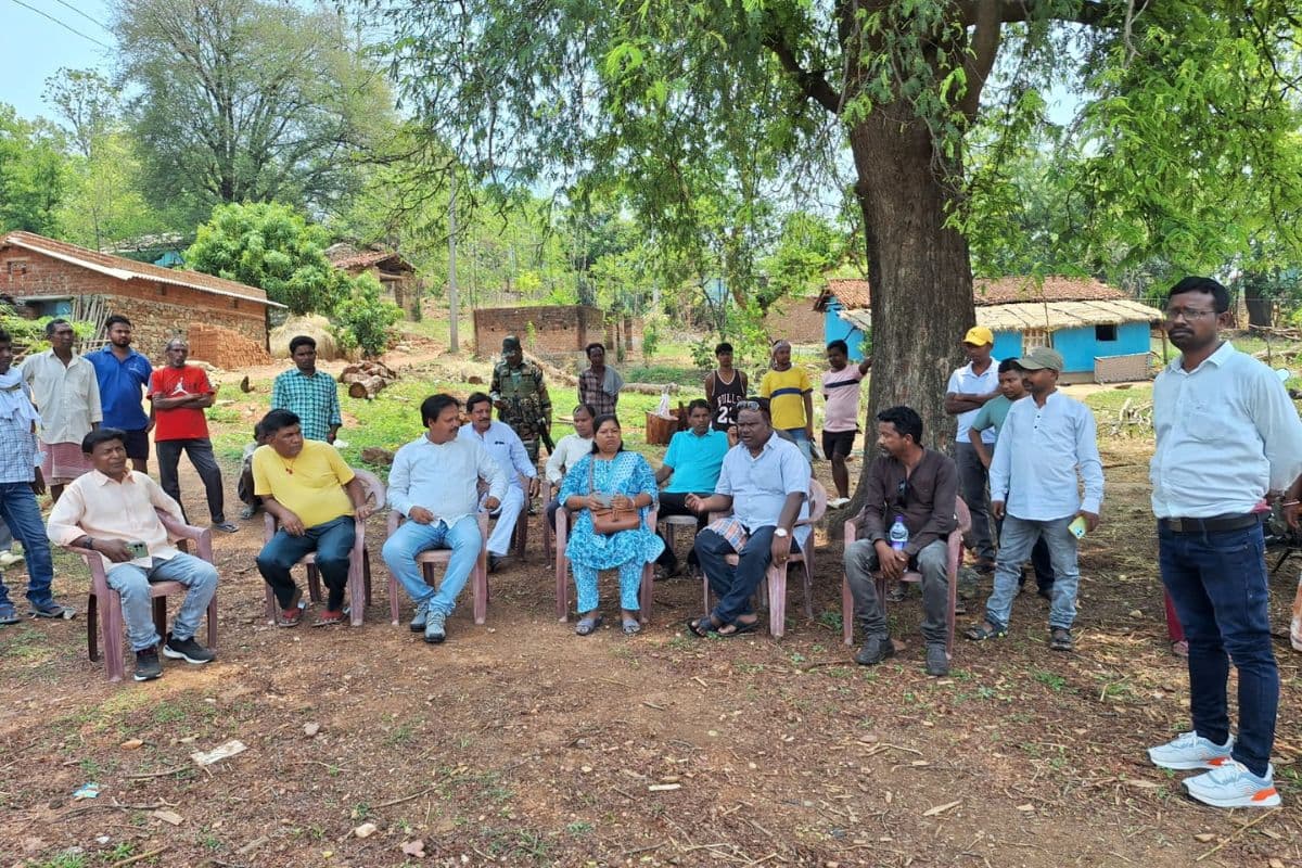 पुरानाडीह गांव में गार्डवाल और आहार बांध के जीणोद्धार को लेकर ग्रामीणों ने विधायक को सौंपा मांगपत्र