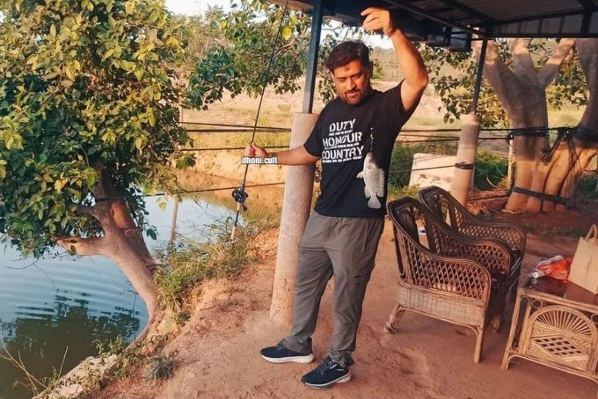 एमएस धोनी की तस्वीर सोशल मीडिया पर वायरल, कूल अंदाज में मछली पकड़ते नजर आये माही
