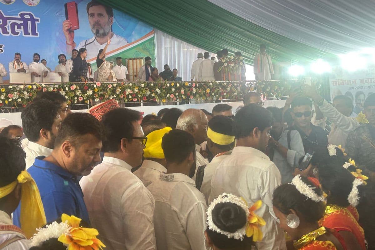 रांची पहुंचे कांग्रेस अध्यक्ष, पार्टी ने कहा- संविधान बचाने का संकल्प लिये आये खरगे