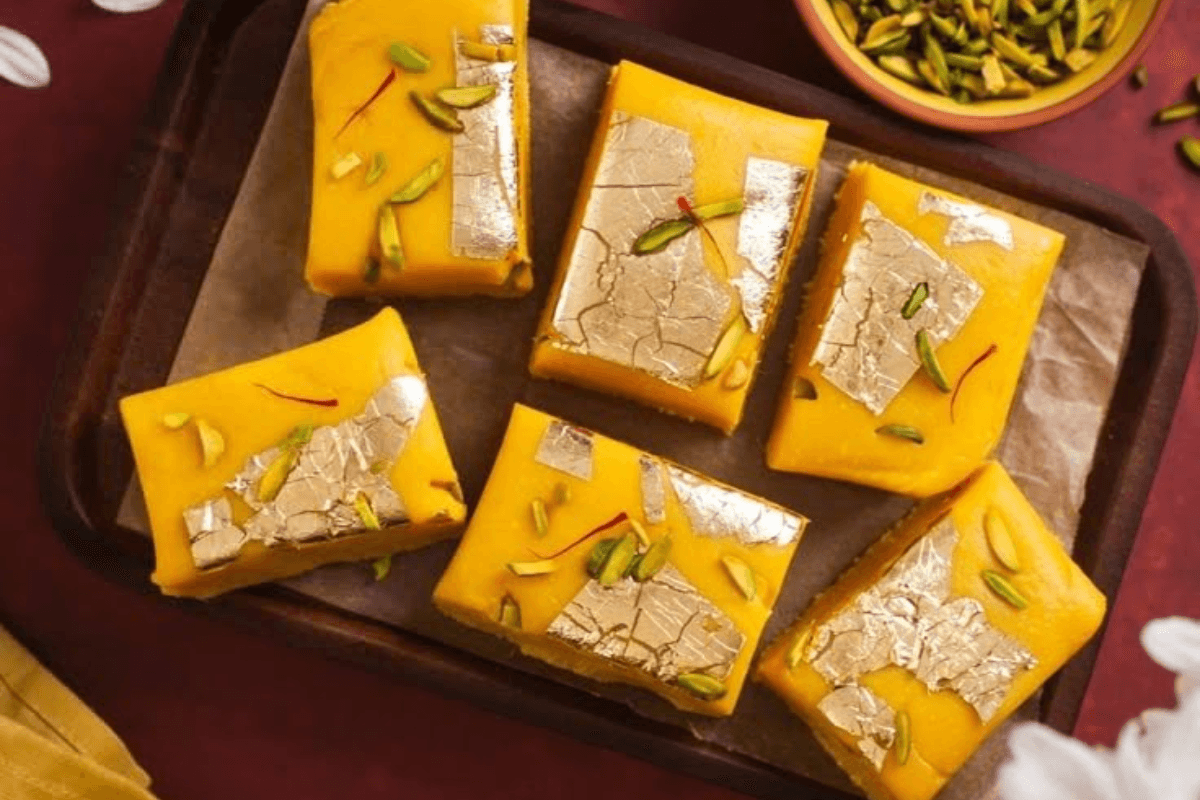 Mango Malai Barfi Recipe: गर्मियों में बनाएं आम से मलाईदार बर्फी स्वाद ऐसा कि सब करें तारीफ