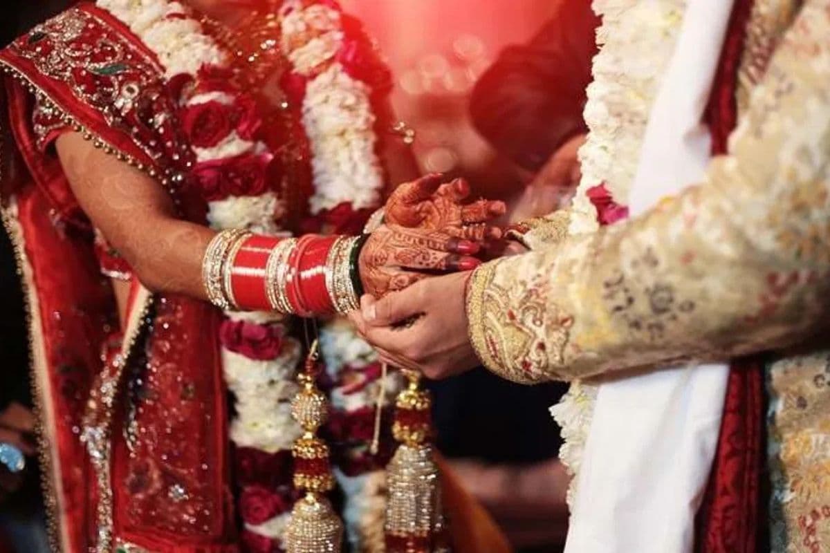 झारखंड में शादी की अनोखी परंपरा, दुल्हन का सिंदूर धोता है दूल्हा और भैसुर के साथ होती है खींचा-तानी की रस्म