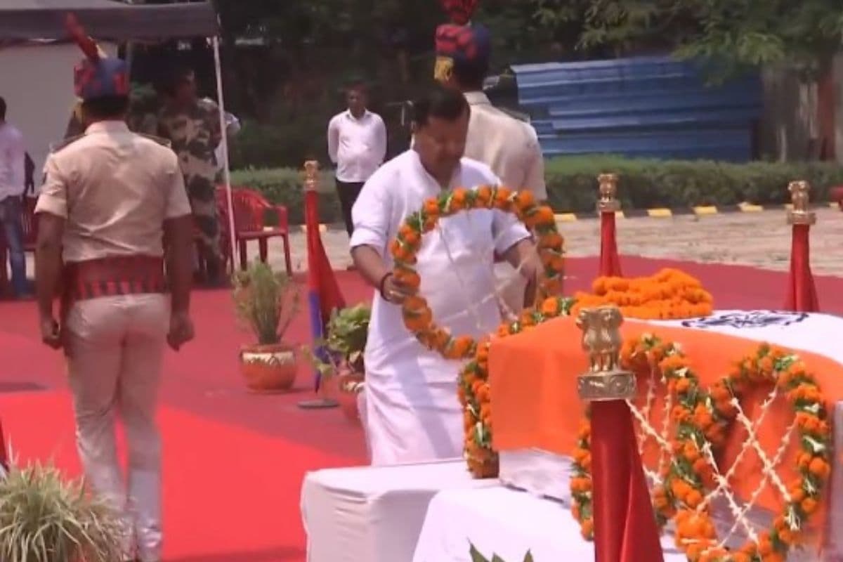 बिहार पहुंचा शहीद मोहम्मद इम्तियाज का पार्थिव शरीर, पटना एयरपोर्ट पर तेजस्वी समेत अन्य नेताओं ने दी श्रद्धांजलि