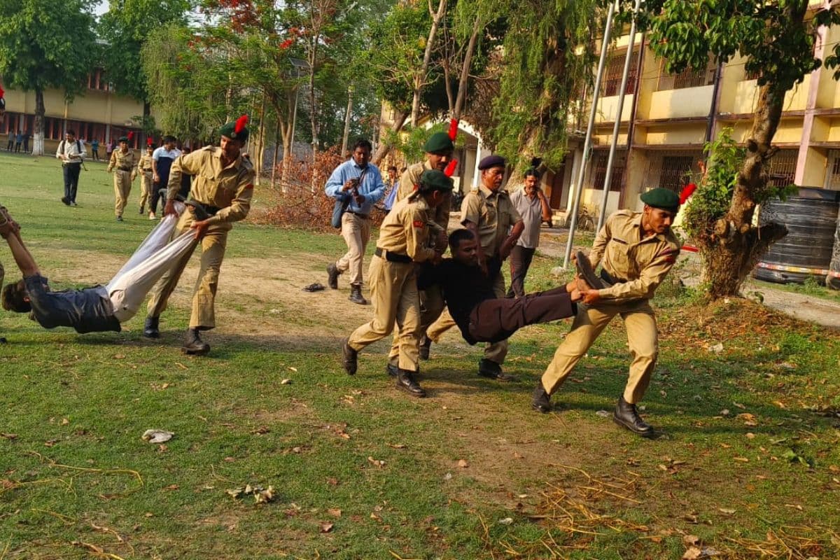 साहिबगंज में शुरू हुआ मॉक ड्रिल, देर शाम 7 बजे से होगा ब्लैक आउट, देखिये तस्वीरें