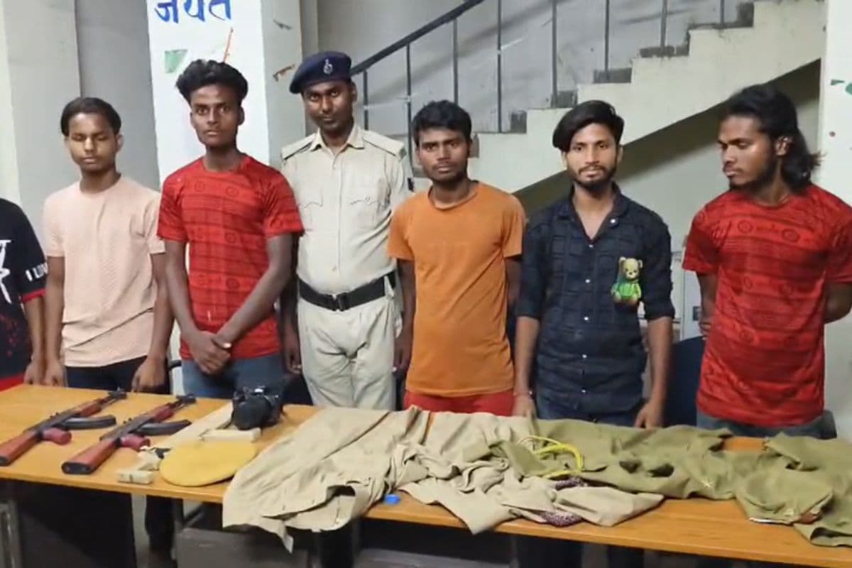 यूपी पुलिस की वर्दी में नकली AK-47 लेकर घूम रहे थे 6 युवक, पुलिस ने किया गिरफ्तार, जानें क्या करने वाले थे
