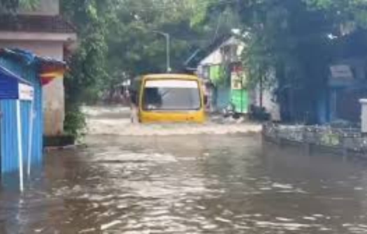 मुंबई में बारिश ने मचाई तबाही! 96 जर्जर इमारतें खाली, 3100 लोग शिफ्ट, देखें वीडियों