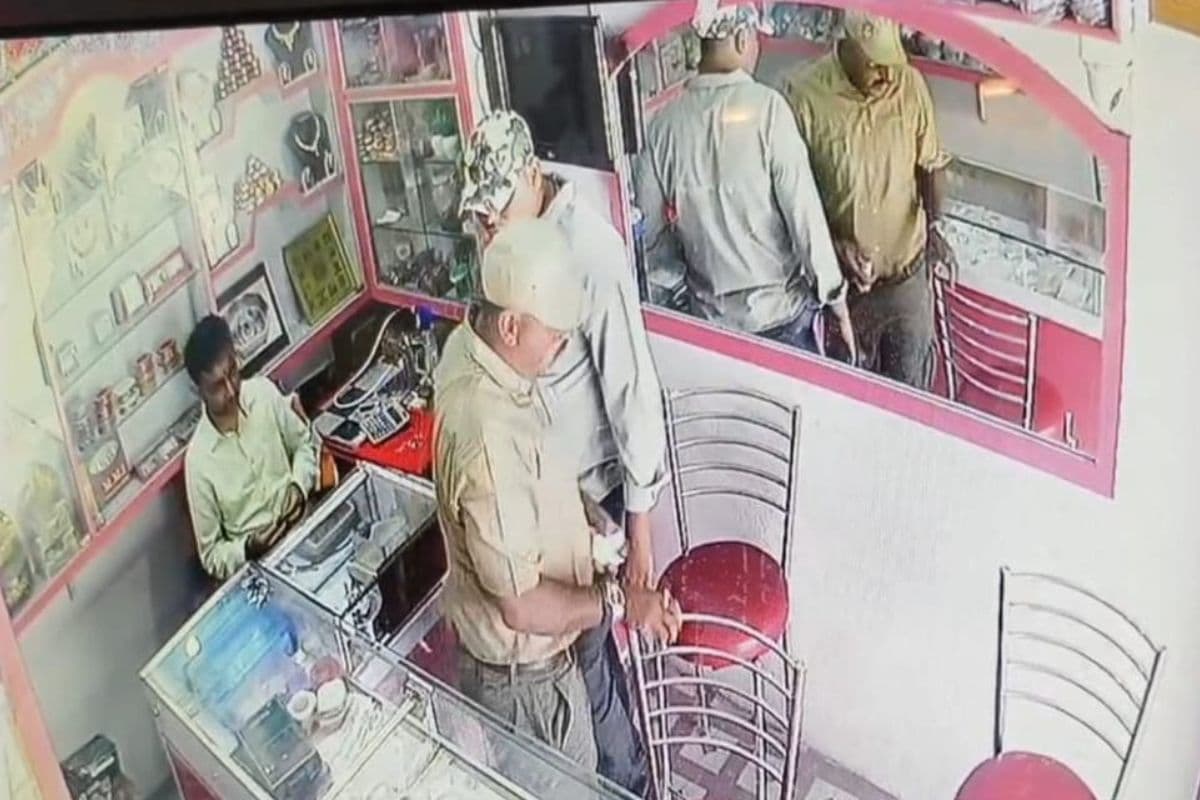 मैं नगर थानेदार हूं, मुझे स्पेशल डिस्काउंट चाहिए , फिर 200000 की आभूषण लेकर हो गया फरार