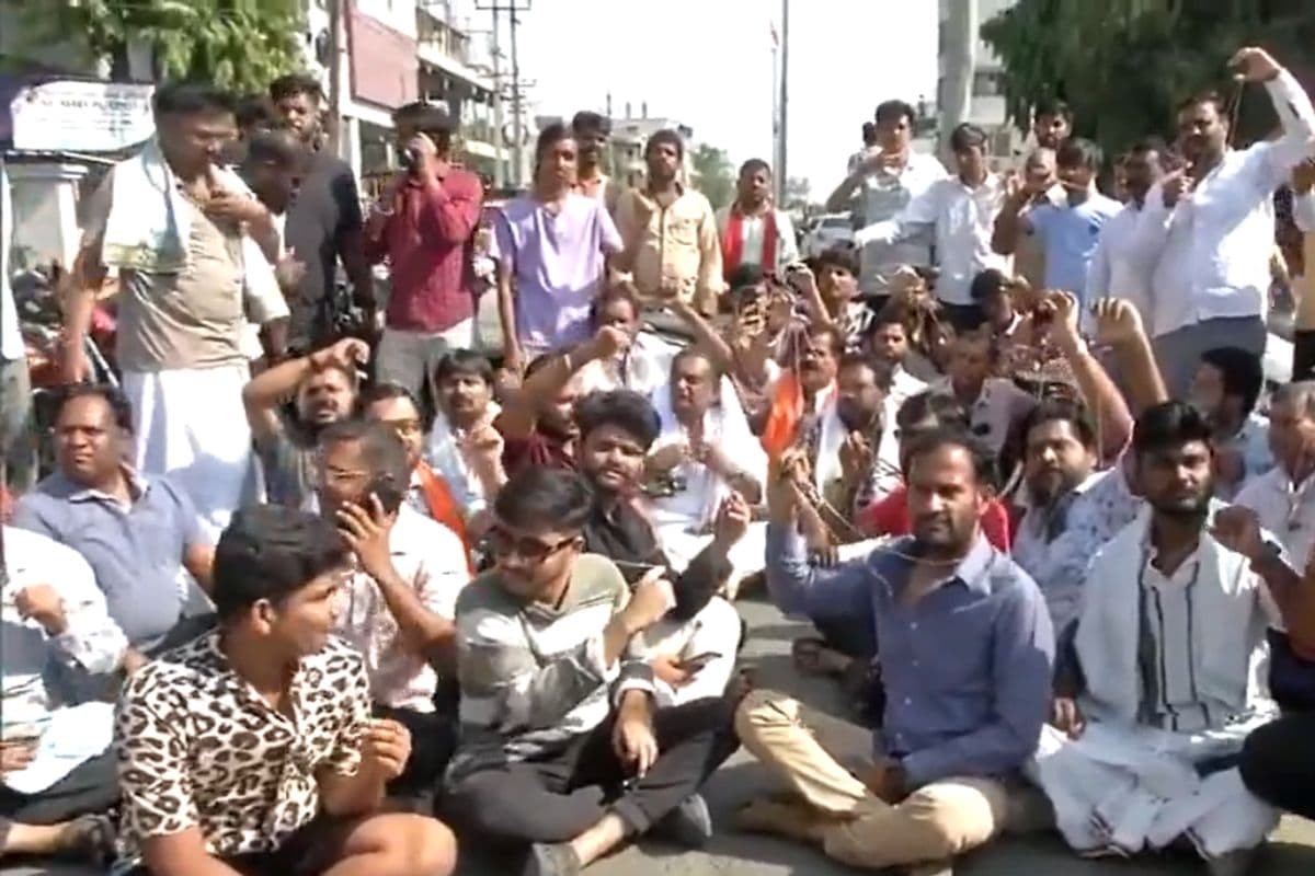 Karnataka: NEET परीक्षा में जनेऊ उतरवाने का आरोप, ब्राह्मण समुदाय का सेंटर के बाहर प्रदर्शन