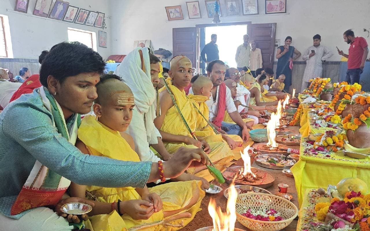 नरोत्तमानंद गिरि वेद विद्यालय में गूंजे वैदिक मंत्र, छात्रों का हुआ सामूहिक यज्ञोपवीत संस्कार
