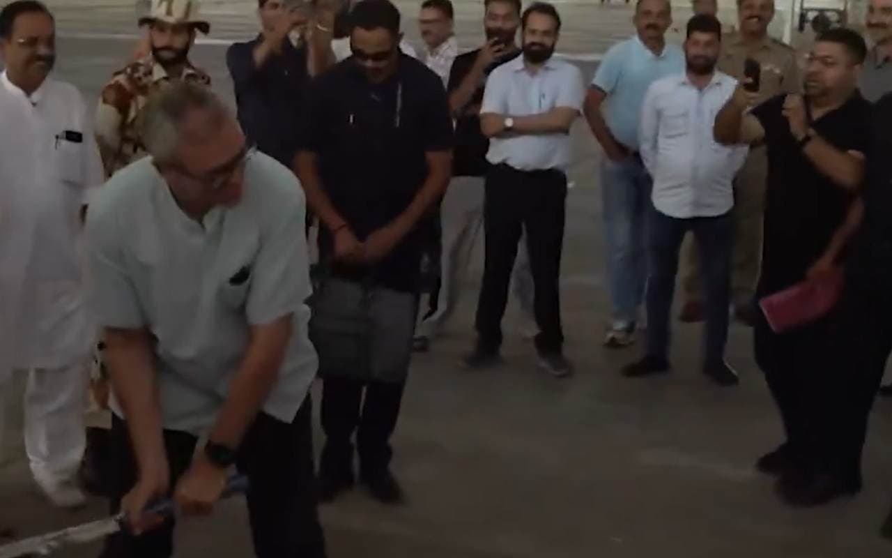 Viral Video: राहत शिविर में छोटे बच्चे के साथ क्रिकेट खेलते नजर आए उमर अब्दुल्ला, पाक को लताड़ा