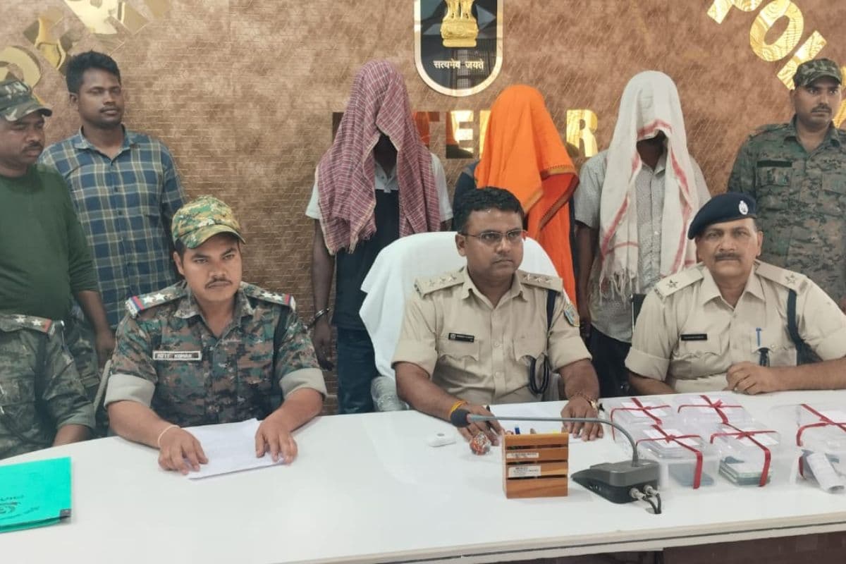 लातेहार में पीएलएफआई के 3 उग्रवादी हथियार के साथ गिरफ्तार, 2 पिस्टल, 7 मोबाइल और कई गोलियां बरामद