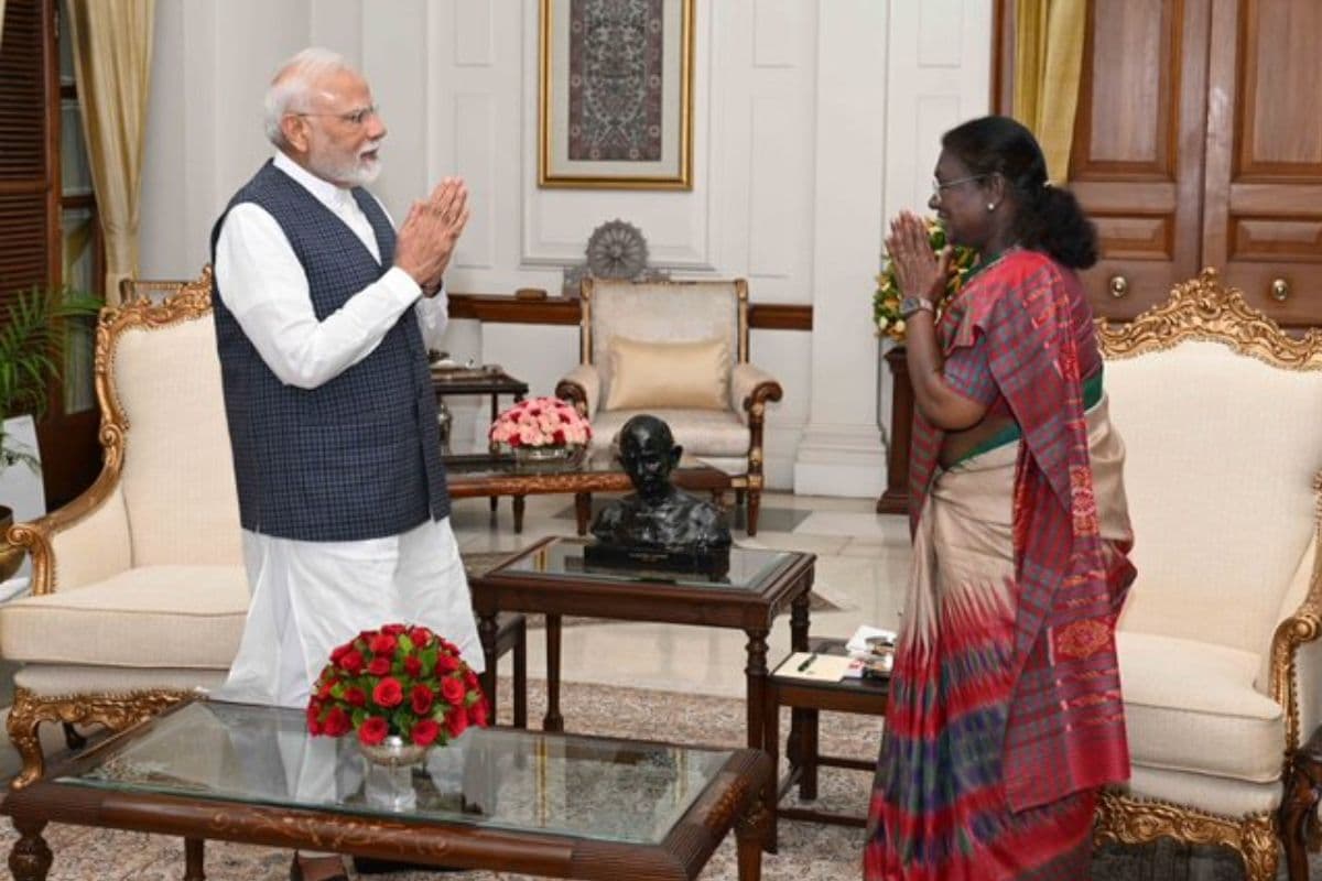 Operation Sindoor: आतंकियों को मिट्टी में मिलाने के बाद राष्ट्रपति से मिले PM Modi, ऑपरेशन सिंदूर के बारे में दी जानकारी