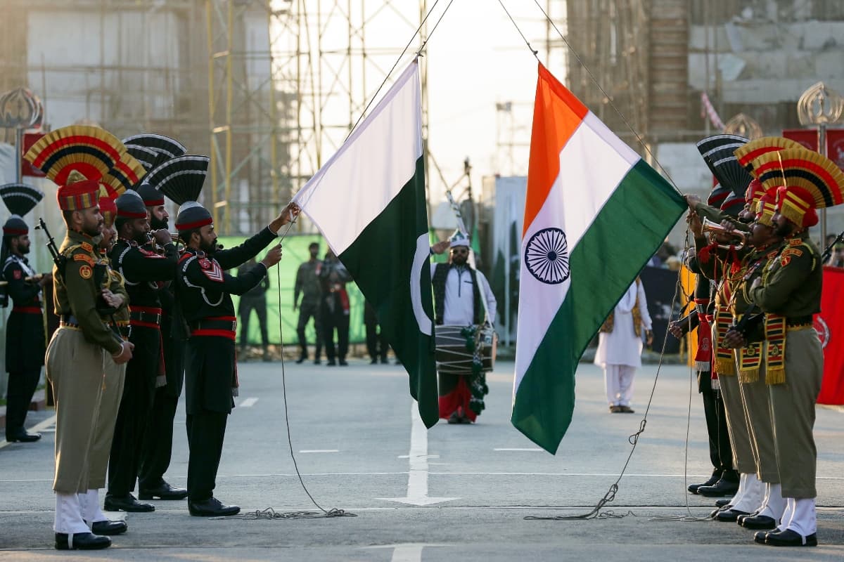 बचकानी हरकतें करने लगा पाकिस्तान! भारतीय गानों के प्रसारण पर लगाई रोक, जारी किया फरमान