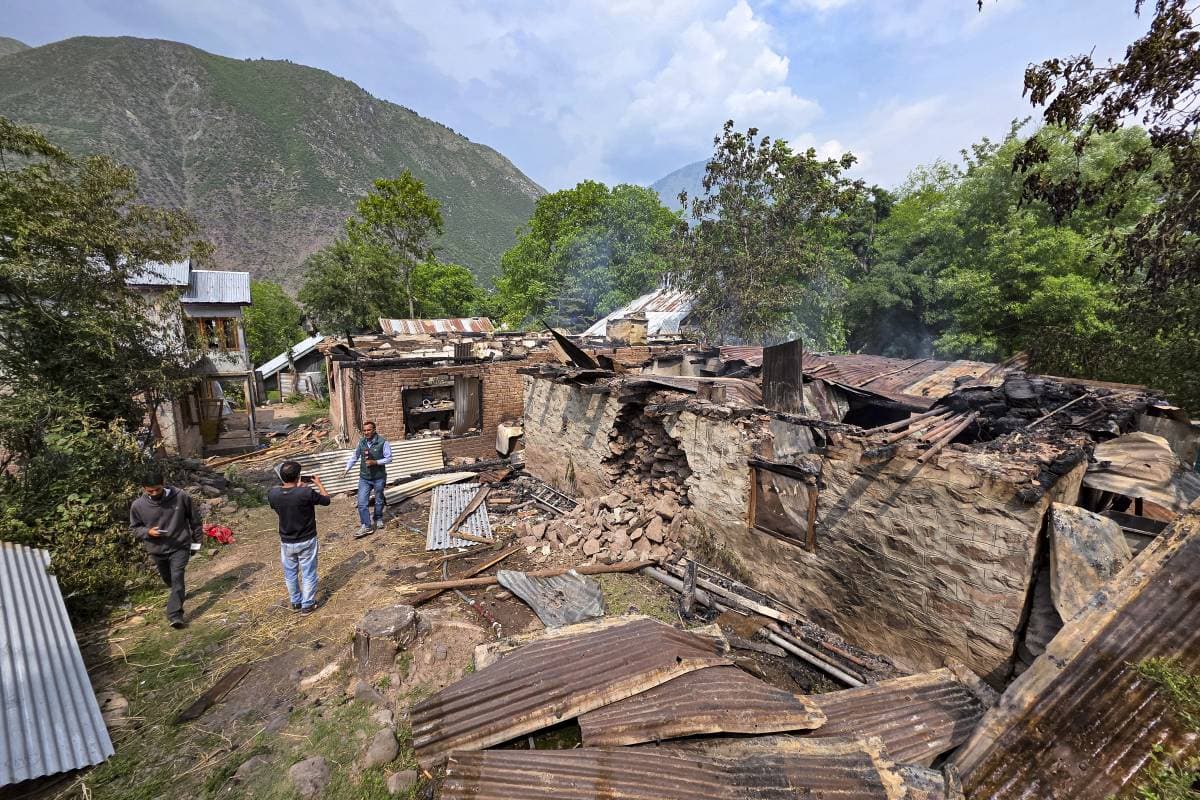 LOC Video : एलओसी के पास के गांवों में डर का माहौल, पाकिस्तानी फायरिंग का भारतीय जवानों ने दिया करारा जवाब