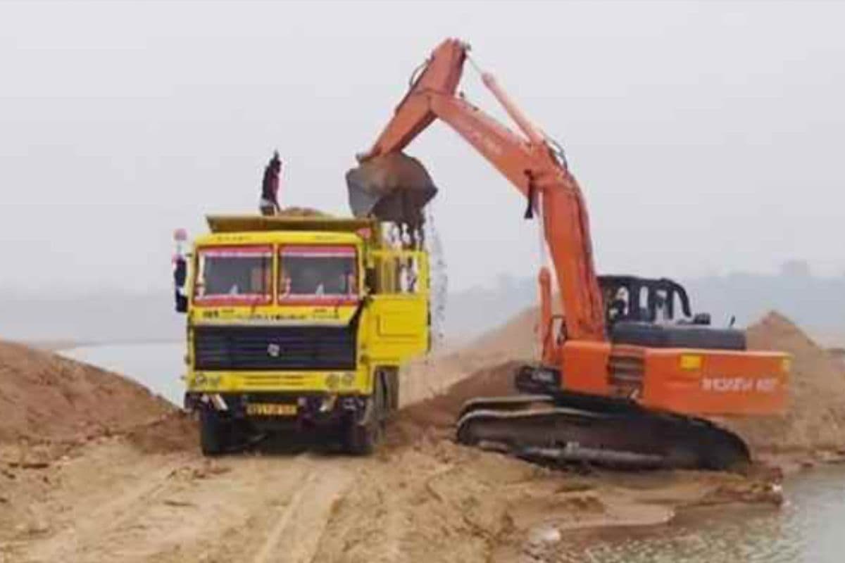 पटना में बालू घाटों की सबसे बड़ी नीलामी शुरू, अवैध खनन पर अब चलेगा सरकार का बुलडोजर