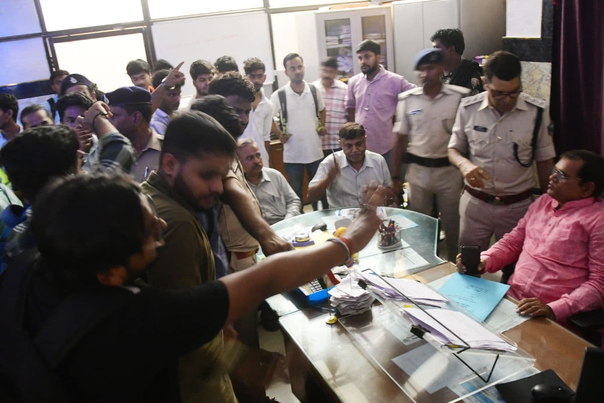 Patna BN College: पटना बीएन कॉलेज में बमबाजी की पूरी कहानी, छात्र जख्मी, तीन घंटे तक सड़क जाम