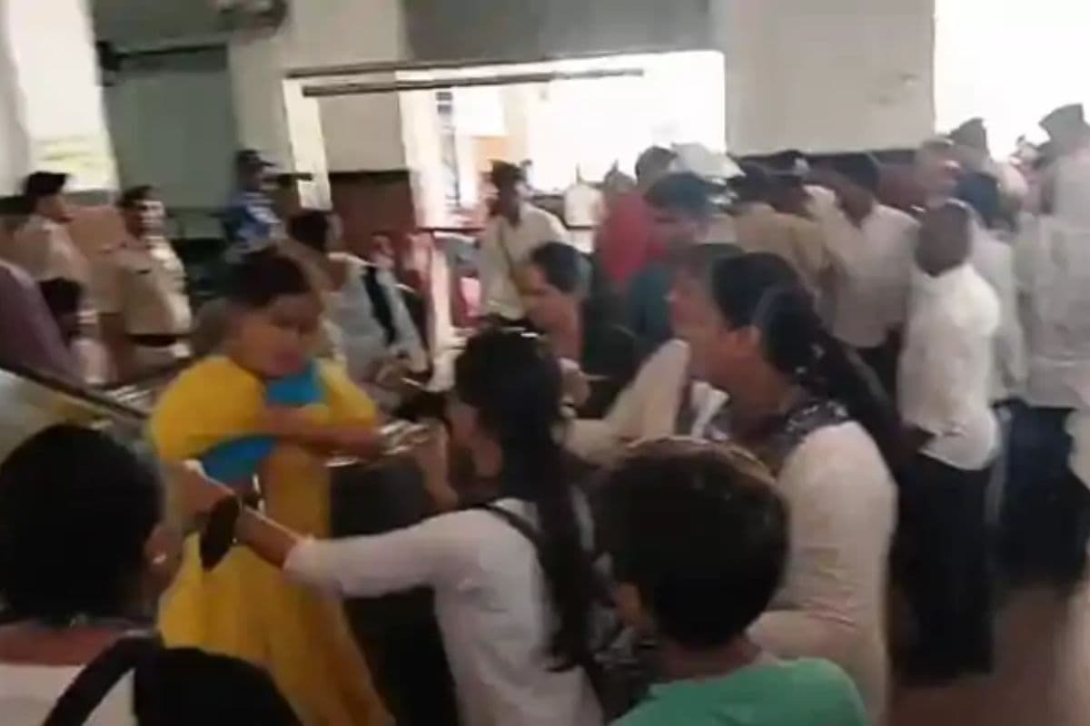 Patna News: पटना जंक्शन पर टिकट दिखाने को लेकर महिला TTE और यात्री में हुआ जमकर बवाल, रेल पुलिस ने किया मामला शांत